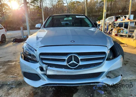 2016 Mercedes-Benz C 300 z USA, uszkodzony, nr VIN 55SWF4JB4GU171215